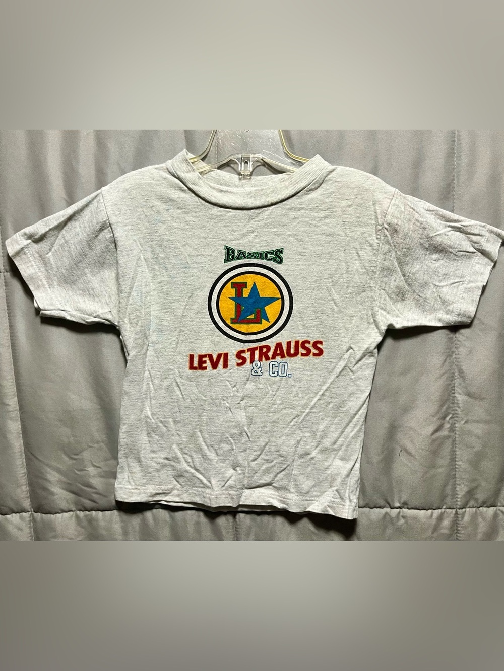 Vintage 90s Levi’s Kids Graphic T-Shirt Made USA Beige Tee Size 6 Single Stitch